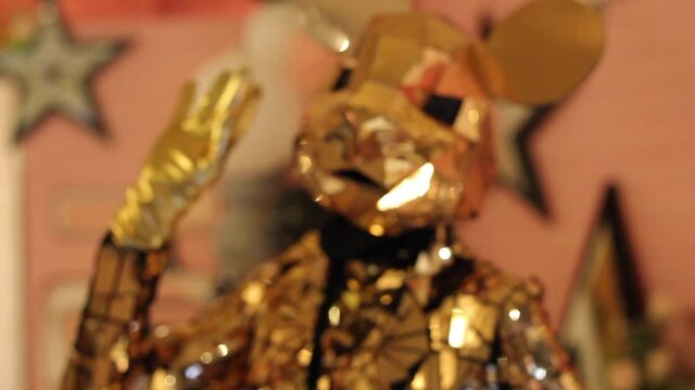 golden mouse. moving mouse dancing
