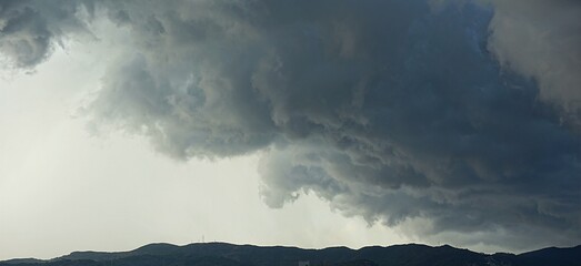 Fondo de cielo con nubes y bonitos rayos de luz