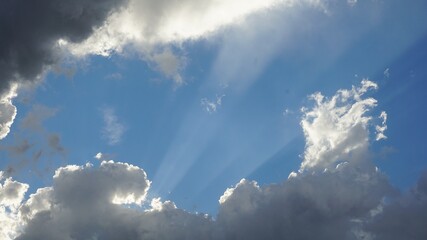 Fototapeta na wymiar Fondo de cielo con nubes y bonitos rayos de luz