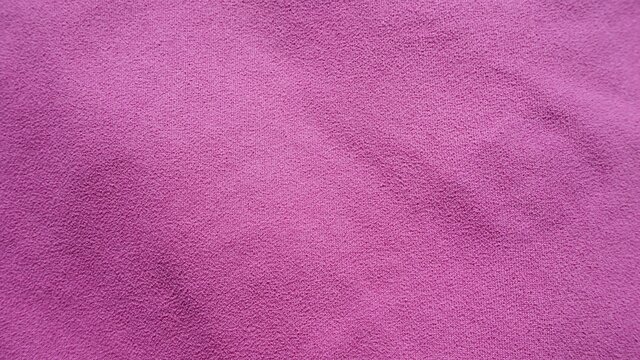 Fondo lila rosaceo con textura de tejido de tela suave.
