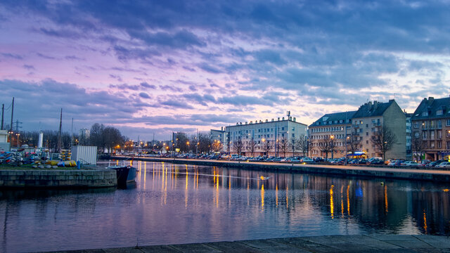Coucher de soleil sur le port de la ville de Caen, Basse-Normandie, France