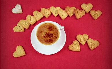 Valentine's day napis z ciasteczek, kawa na walentynki, czerwone tło © Anna
