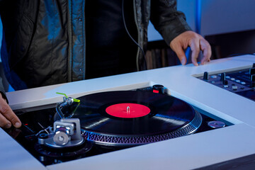 Dj colocando disco de vinil en tocadiscos para reproducirlo. Concepto de música retro