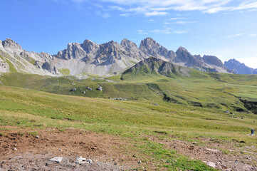 Widok na skaliste szczyty gór ze szlaku na Sassolungo, Dolomity - obrazy, fototapety, plakaty