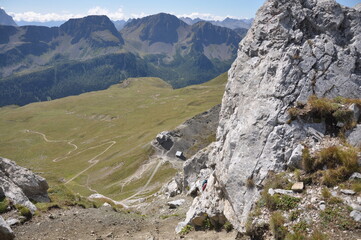 Widok na szlak w dole podczas wspinaczki na via ferrata w Dolomitach - obrazy, fototapety, plakaty
