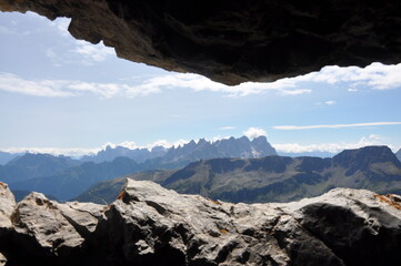 Górska panorama  widziana ze skalnego okienka, Dolomity, Włochy