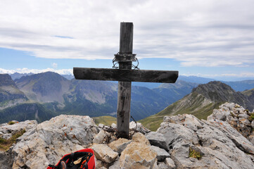 Drewniany krzyż na szczycie góry, Dolomity, Włochy - obrazy, fototapety, plakaty