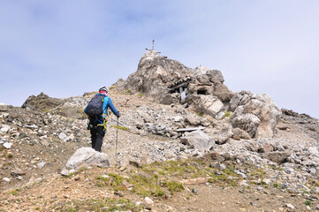 Męzczyzna podchodzi górskim zboczem na szczyt, Dolomity - obrazy, fototapety, plakaty