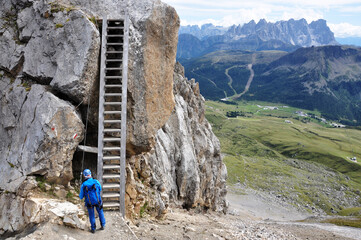 Fototapeta premium Podejście pod drewnianą drabinę na via ferracie w Dolomitach