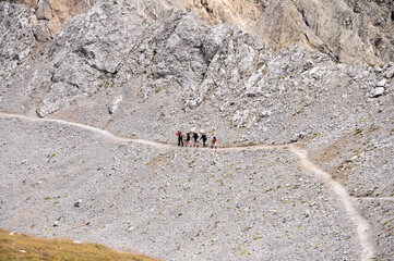 Ludzie idą ścieżką w Dolomitach