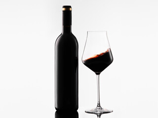Botella y copa de vino tinto