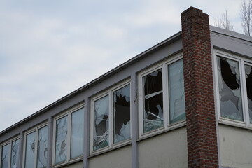 Eingeschlagene Fenster eines verlassenen Hauses