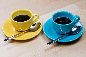 Tazzine colorate di caffè