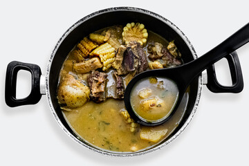 Olla con sancocho de costilla colombiano silueteada