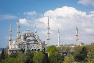 Fototapeta na wymiar Sultanahmet Mosque (Blue mosque) with blue sky Istanbul, Turkey