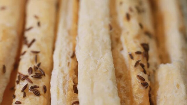 Sprinkle the cumin with bread. The tray is rotating. Selective focus