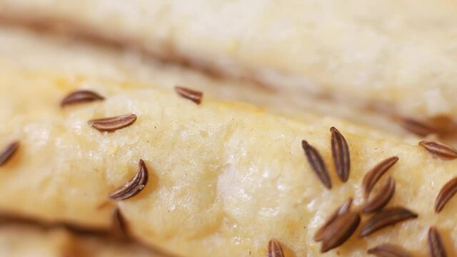 Sprinkle the cumin with bread. The tray is rotating. Selective focus