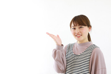 エプロンを着ける女性