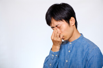 目の疲れに悩む日本人男性
