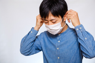 不織布マスクを身に着ける日本人男性