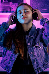 Hermosa mujer Dj alegre, disfrutando de escuchar música por sus auriculares mientras mezcla...
