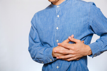 苦しそうに脇腹を押さえる男性