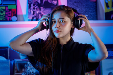 Retrato a linda mujer dj con auriculares, en una tienda de discos de vinilo. Concepto de música...
