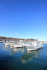 Fototapeta na wymiar 静かな入り江にある小さな漁港の風景（神奈川県の大磯漁港）