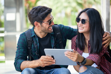 Young couples enjoy travel day.