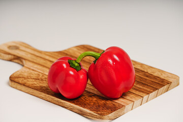 カッティングボード上の赤いパプリカ