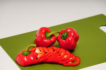 スライスされた赤色のパプリカ