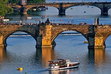 Ponte Carlos e Rio Moldava em Praga. Republica Checa