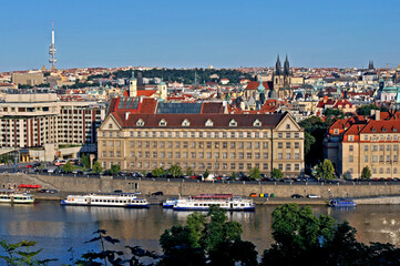 Fototapeta na wymiar Rio Moldava e cidade de Praga. Republica Checa