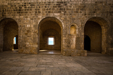 Fototapeta na wymiar arch inside the fortified city of Dubrovnik 