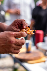 camarones asados a la parrilla  presentados por chef con guantes negros 