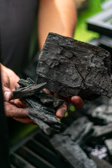 manos encendiendo carbón para un asado , fuego en asador , grill , fuego 