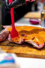 huachinango zarandeado.

brocha aplicando el adobo y cebolla morada con pimiento amarillo.

en reja...