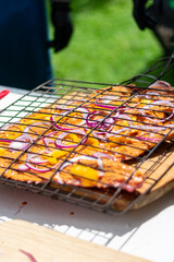 pescado zarandeado y puesto a las brasas en el asador. preparado con cebolla morada, adobo y pimiento amarillo  y montado en la rejilla para asar.