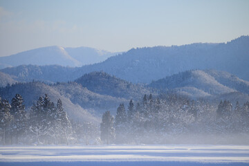 冬の朝　雪景色　冷たい空気　秋田県