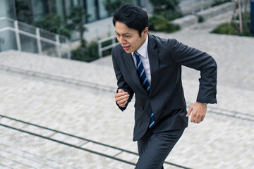 走るビジネスマン