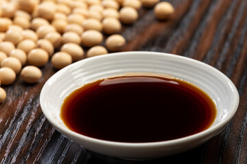 醤油を小皿に注ぎ入れる
