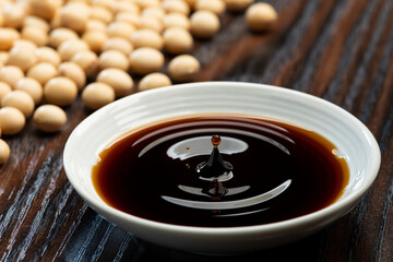 醤油を小皿に注ぎ入れる