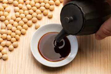 醤油を小皿に注ぎ入れる