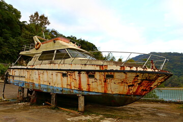 Fototapeta na wymiar Abandoned Boat at Shimen Reservoir, one of the main reservoirs in Taoyuan City northern Taiwan,