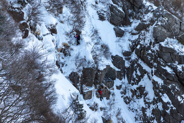 御在所岳、厳冬期の藤内沢第三ルンゼを進むクライマーたち