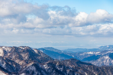 Fototapeta na wymiar 冬の御在所岳の望湖台より琵琶湖方面を撮影