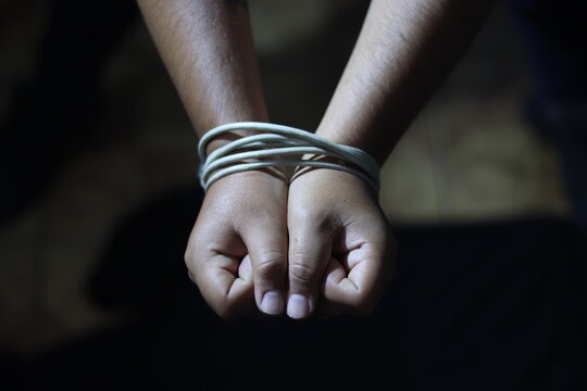 HOMBRE SECUESTRADO, ATADO DE LAS MANOS