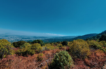 Cielo azul desde un mirador 
