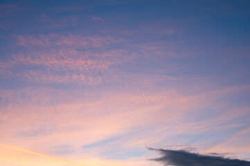 Sonnenaufgang mit gelb rötlichen wolken vor blauem himmel