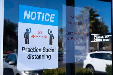 Naklejka premium social Distancing Signage in front of a store